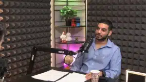 רואה חשבון ויועץ עסקי מדברים בניהם בפודקאסט